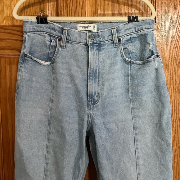 Abercrombie 90s Straight Ultra High Rise with slit in hem size 12 - Picture 3 of 4
